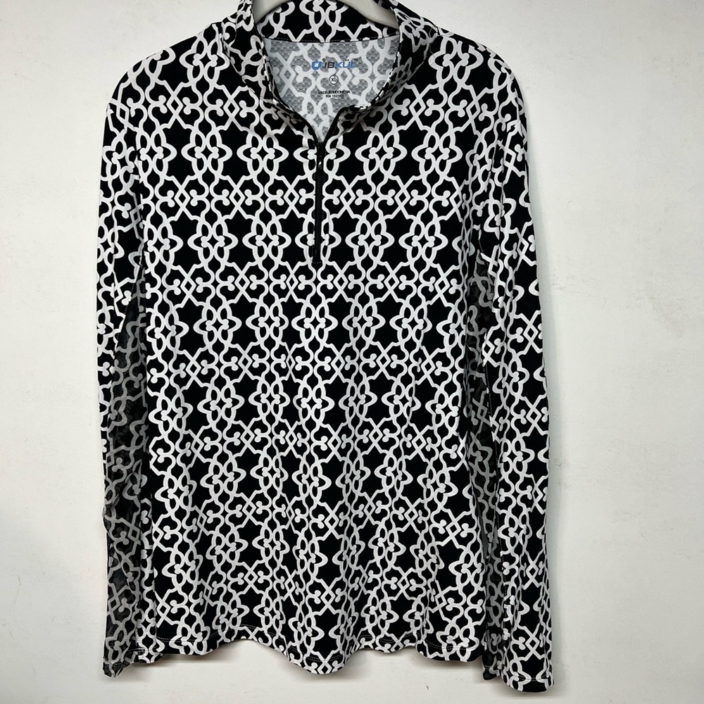 IBKUL bold black and white pattern top. Great for casual wear , golf etc